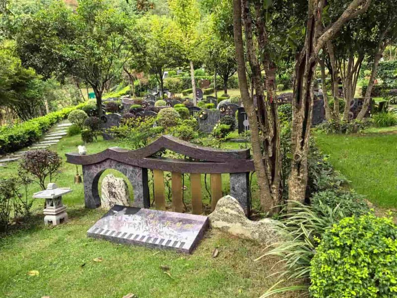 近年来，随着人们对于身后之事的重视程度不断提高，“成都墓地价格”这一话题也逐渐引起了广泛关注。本文将从行业分析的角度出发，通过数据和趋势来探讨成都墓地市场的现状。